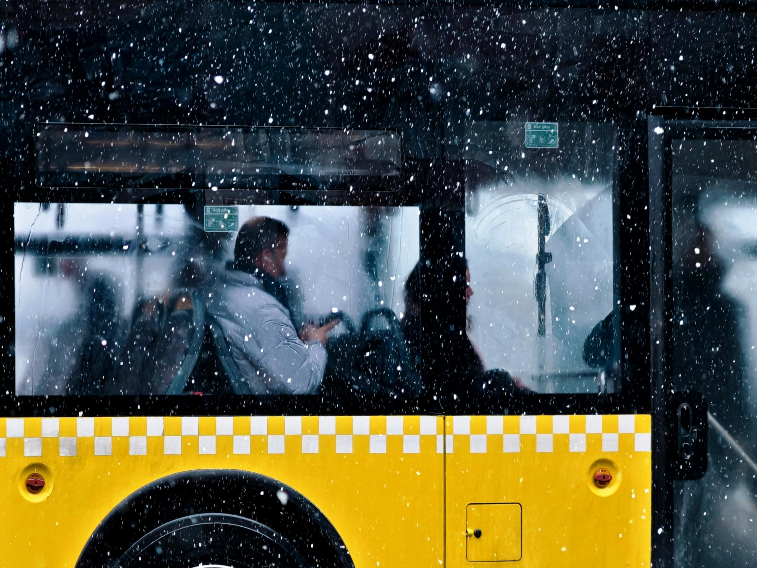Bus Width and Its Impact on Computer Performance: 7 Proven Facts 3 A person inside a yellow bus during a snowfall in Istanbul, Türkiye.