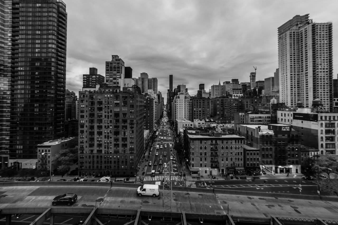 Minibus NYC Reviews 2026: The Honest, Reliable Booking Guide 5 A dramatic black and white view of New York City skyline with a bustling street.