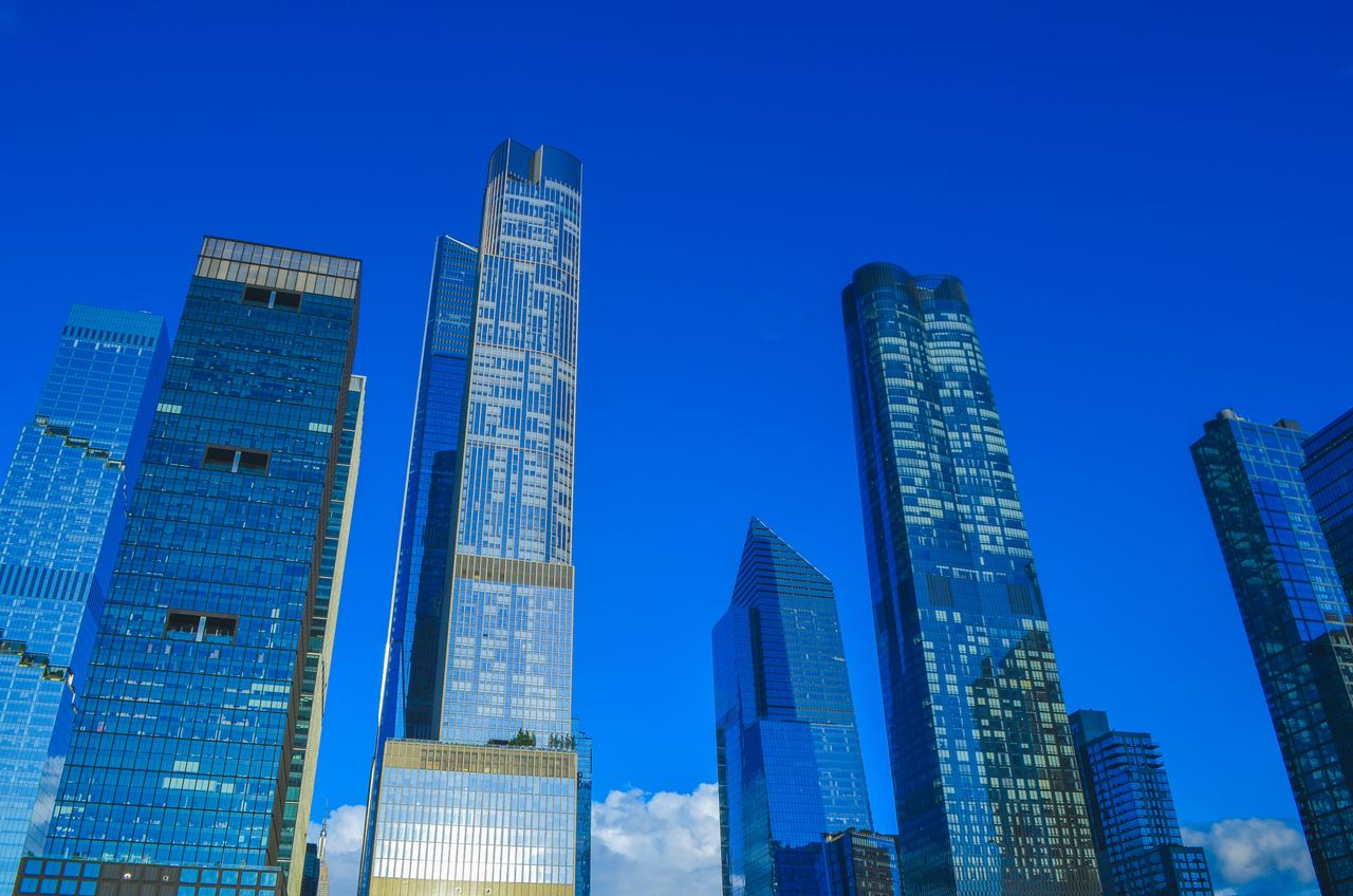 Luxury Minibus NYC: 7 Proven Picks for 2026 Conferences 2 Captivating view of New York's iconic skyscrapers under a clear blue sky.